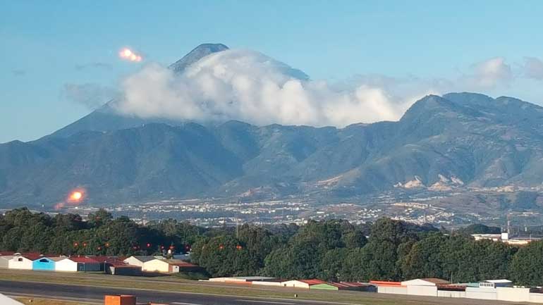 Desde el Aeropuerto de Guatemala pueden verse cuatro volcanes (Agua, Fuego, Pacaya y Acatenango), dos de los cuales están activos.