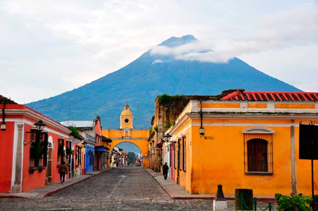 Antigua Guatemala fue la anterior capital del país, vale la pena visitarla.